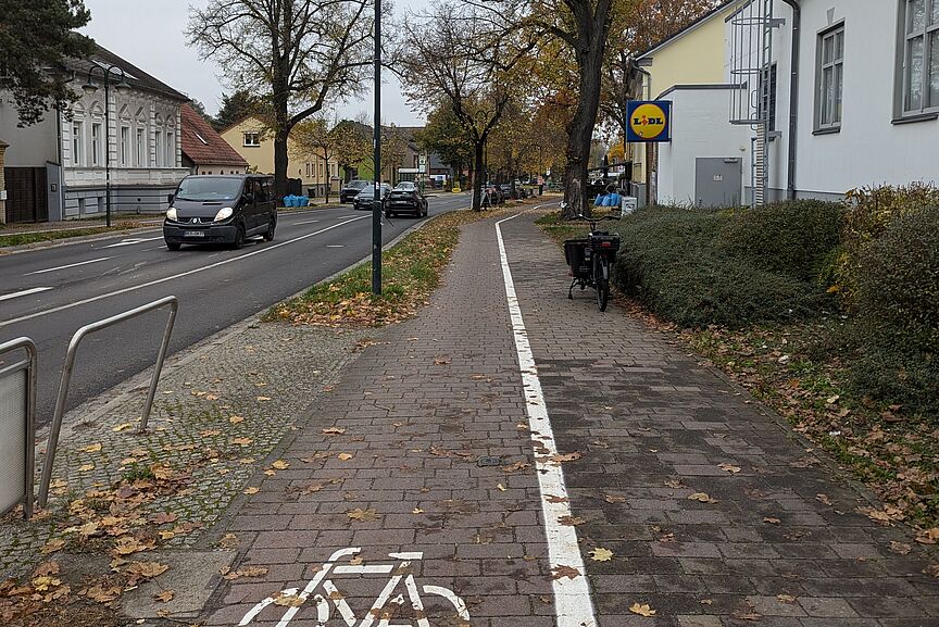 Alt-Zepernick Radweg Kennzeichnung Kombinierter Geh-/Radweg mit frischer weißer Trennlinie und Fahrradsymbol auf dem Fahrradstreifen