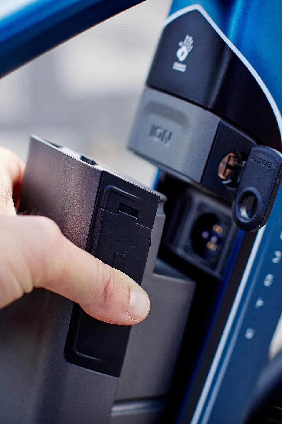 Den Akku zum Aufladen herausnehmen Den Akku zum Aufladen herausnehmen